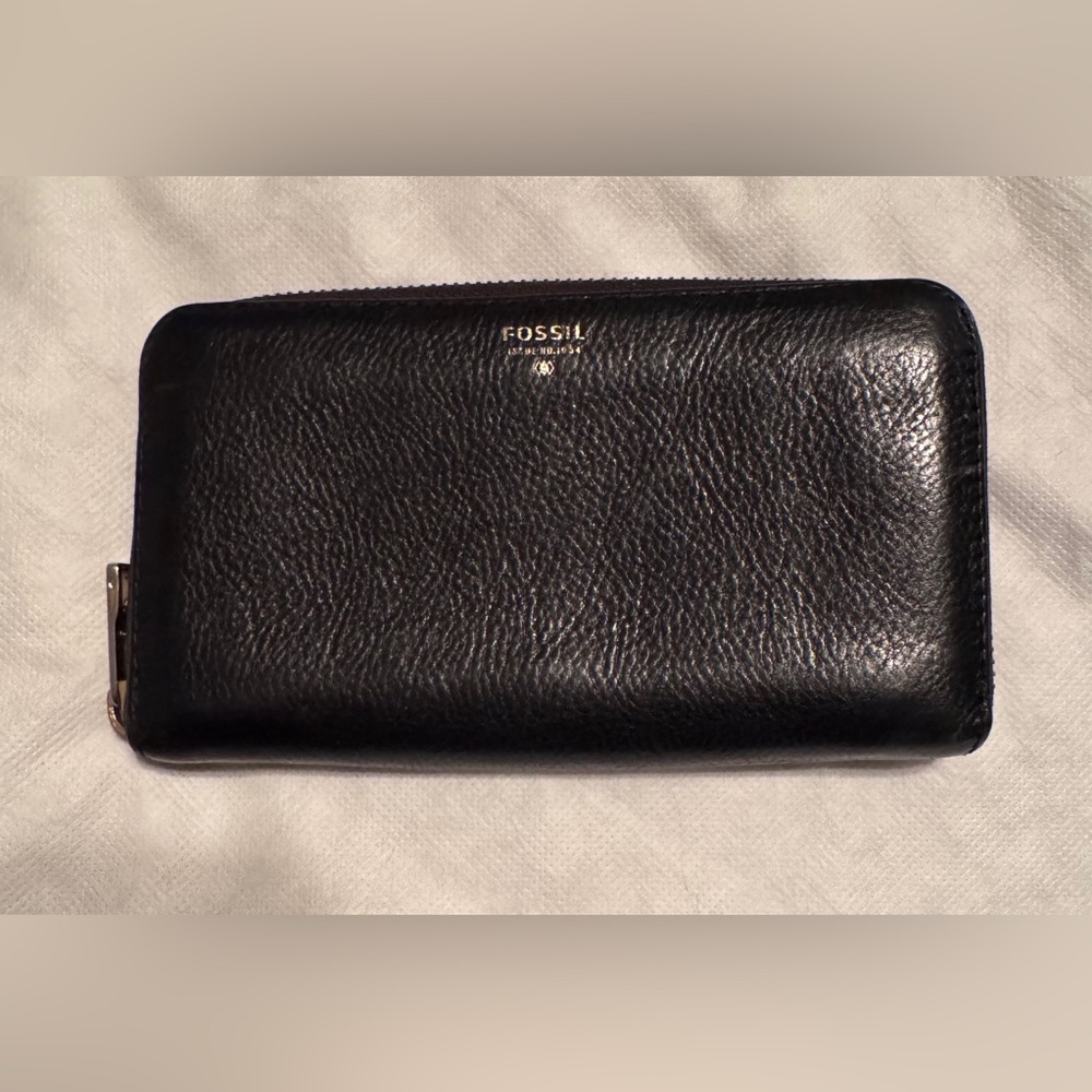 Fossil Sydney Black Pebbled Leather Zip Around Wallet